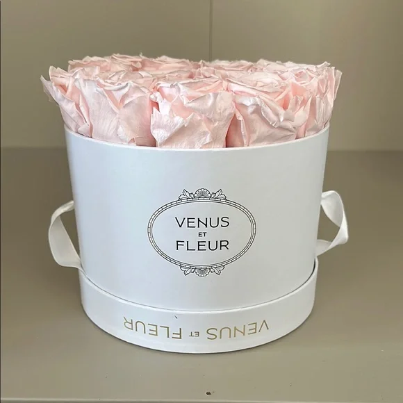 Venus Et Fleur Blush roses small round white box - Picture 3 of 4